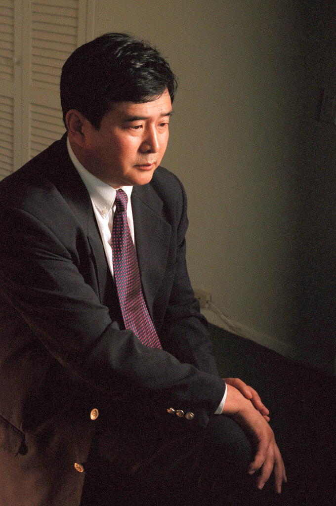 法轮功精神运动领袖李洪志告诉追随者,《大纪元时报》应该被视为“普通社会的常规媒体”,而不是其宗教运动的一部分。 法轮功精神运动领袖李洪志告诉追随者,《大纪元时报》应该被视为“普通社会的常规媒体”,而不是其宗教运动的一部分。